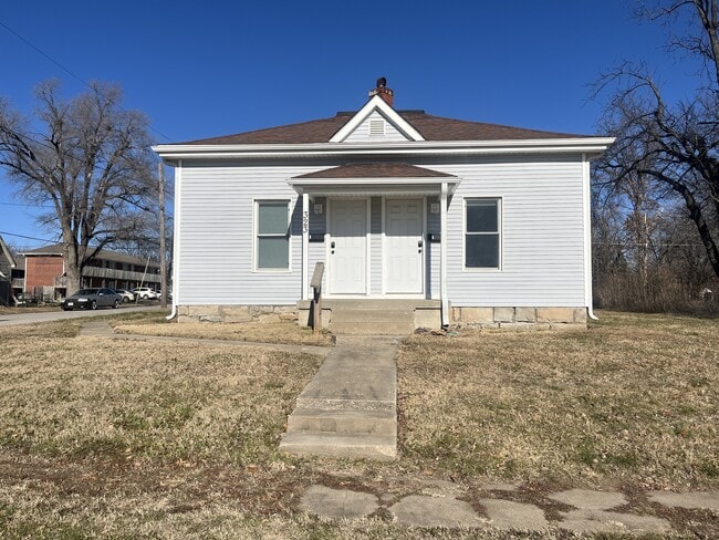 323 W King St in Warrensburg, MO - Building Photo - Building Photo