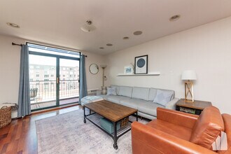 3900 N Pine Grove Ave in Chicago, IL - Building Photo - Building Photo
