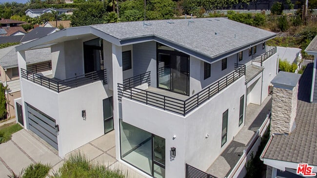 2122 Castle Heights Ave in Los Angeles, CA - Building Photo - Building Photo