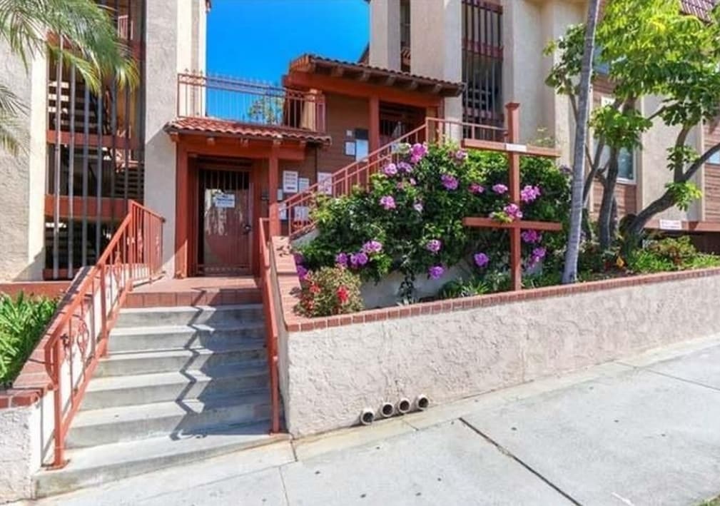 2101 E 21st St, Unit 218 in Signal Hill, CA - Building Photo