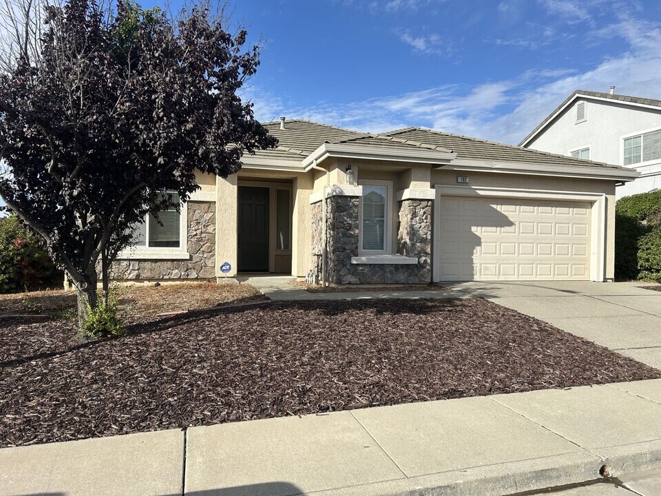 102 Entrada Cir in American Canyon, CA - Building Photo