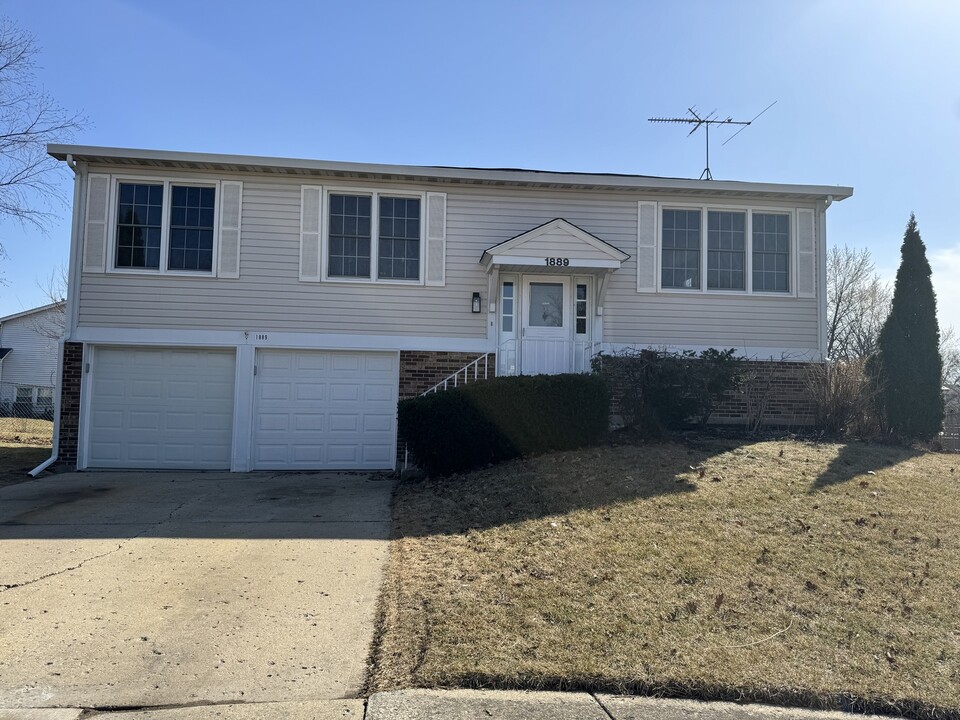 1889 Cove Ln in Glendale Heights, IL - Foto de edificio