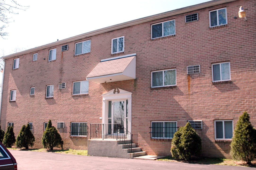 911 Woodland Ave in Sharon Hill, PA - Foto de edificio