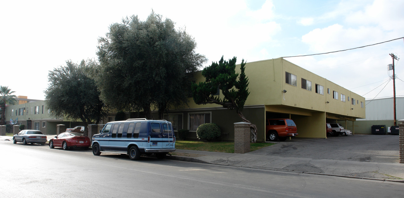 Columbus Plaza in North Hills, CA - Building Photo