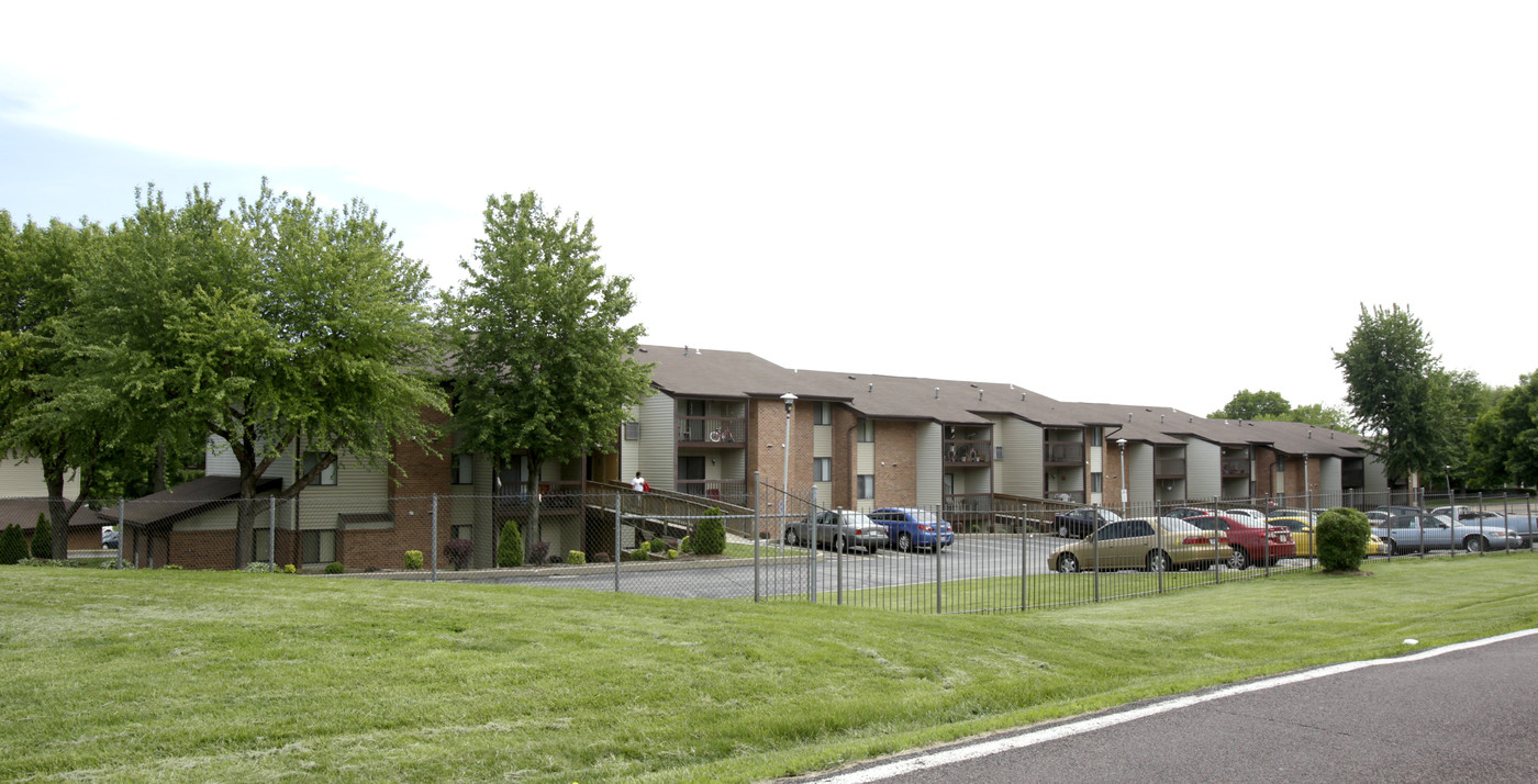 Kendelwood Place Apartments in Florissant, MO - Foto de edificio