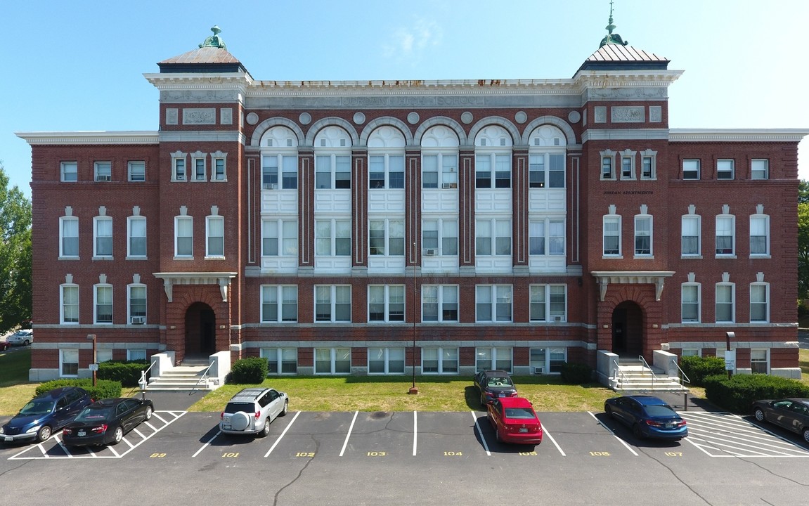 19 Wood St in Lewiston, ME - Building Photo