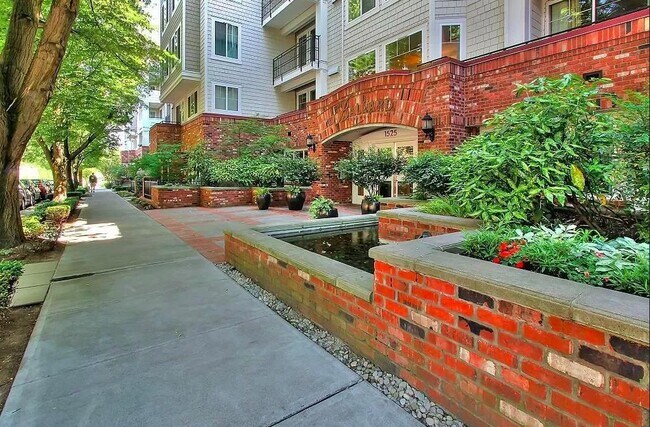 1525 NW 57th St in Seattle, WA - Foto de edificio - Building Photo