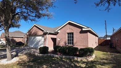 901 Lone Pine Dr in Little Elm, TX - Foto de edificio - Building Photo