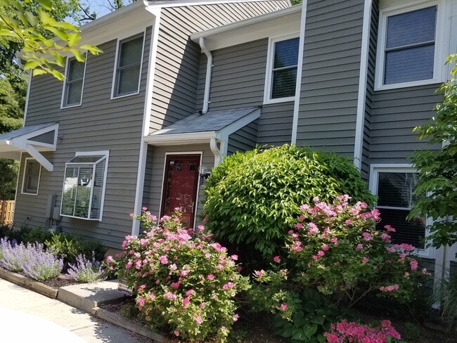 property at 2 Janwall Ct