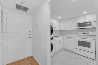 1865 Brickell Ave, Unit A804 in Miami, FL - Foto de edificio - Building Photo