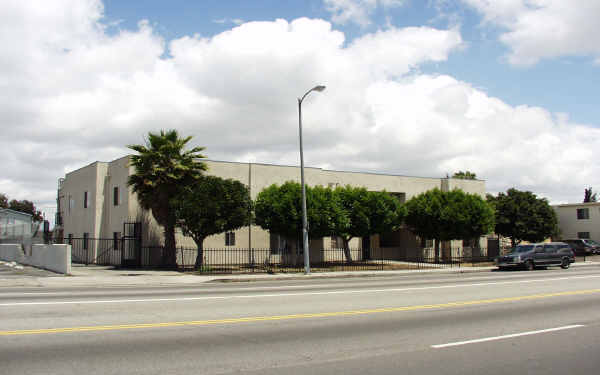 241 W Imperial Hwy in Los Angeles, CA - Building Photo - Building Photo