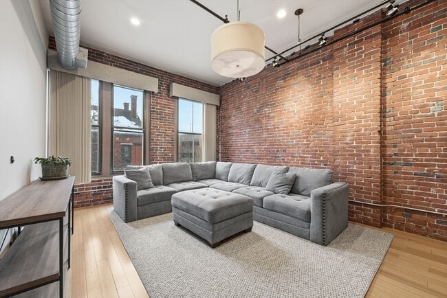 61 Market St in Lowell, MA - Building Photo - Building Photo