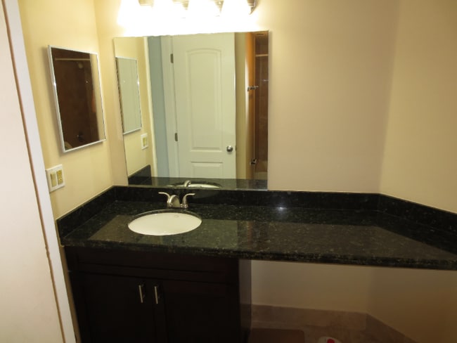 2831 N Oakland Forest Dr in Oakland Park, FL - Building Photo - Building Photo