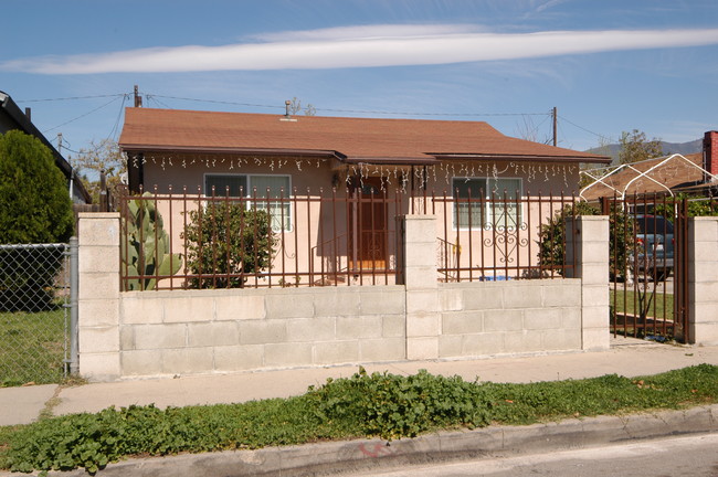 213 Ventura St in Santa Paula, CA - Foto de edificio - Building Photo