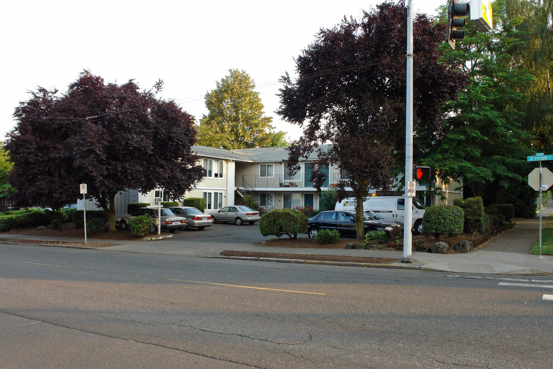 2835-2853 SE Division St in Portland, OR - Building Photo