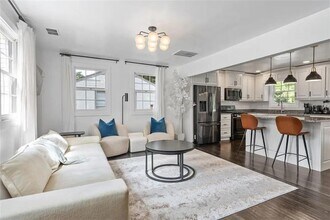 356 W Wieuca Rd NE in Atlanta, GA - Foto de edificio - Building Photo