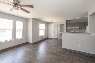 La Estancia Apartments in Weslaco, TX - Building Photo - Interior Photo