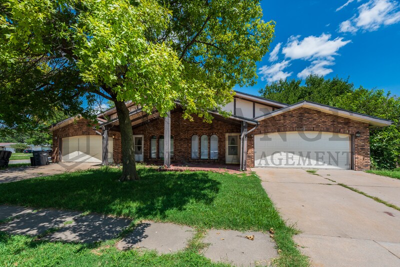 2202 S White Oak Dr in Wichita, KS - Building Photo