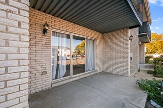 8353 Kennedy Cir, Unit #4 in Warren, MI - Building Photo - Building Photo