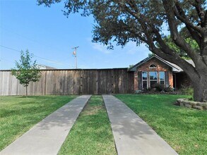 2001 Oak Tree Dr in Denton, TX - Building Photo - Building Photo