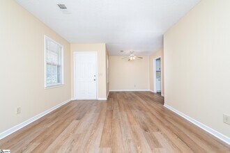 14 Oakwood Dr in Greenville, SC - Building Photo - Building Photo