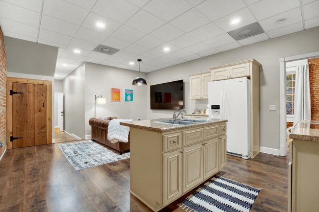 210 E Waldburg St in Savannah, GA - Building Photo - Building Photo