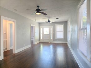 4302 Ave Q 1/2 in Galveston, TX - Building Photo - Building Photo