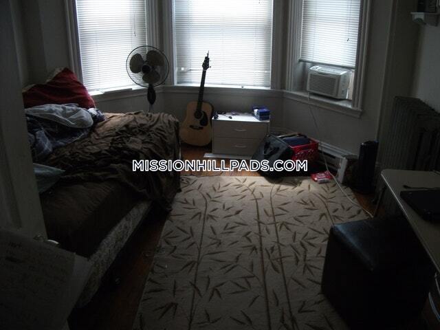 881 Huntington Ave in Boston, MA - Building Photo