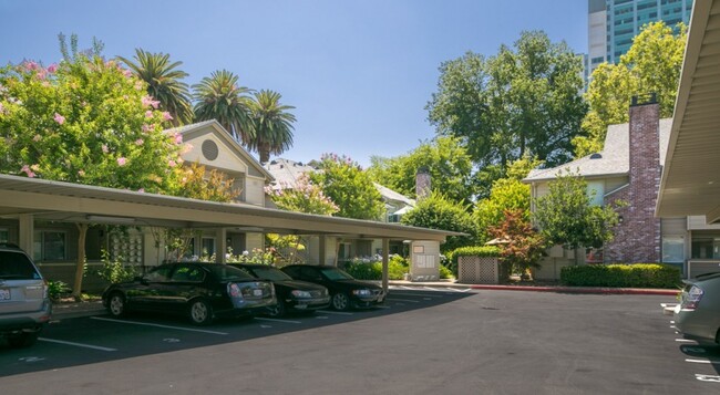 Capitol View Apartments in Sacramento, CA - Building Photo - Building Photo