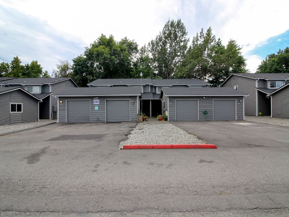 2 Bed 1.5 bath Large Townhome With Garage  in Auburn, WA - Foto de edificio