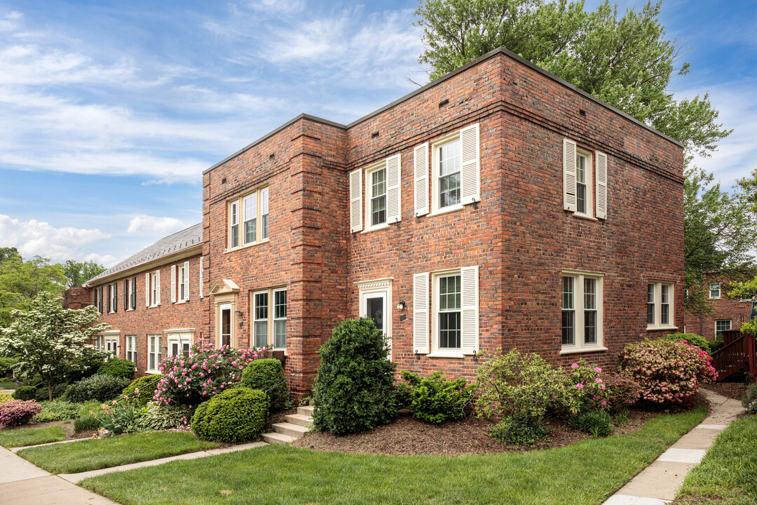 Arlington Village Condominiums in Arlington, VA - Building Photo