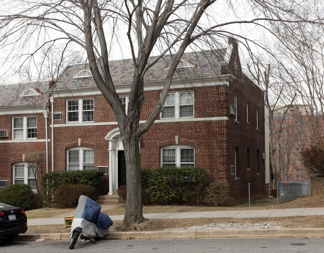 4021 Davis Pl NW in Washington, DC - Building Photo - Building Photo