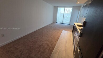 45 SW 9th St, Unit 1809 in Miami, FL - Foto de edificio - Building Photo