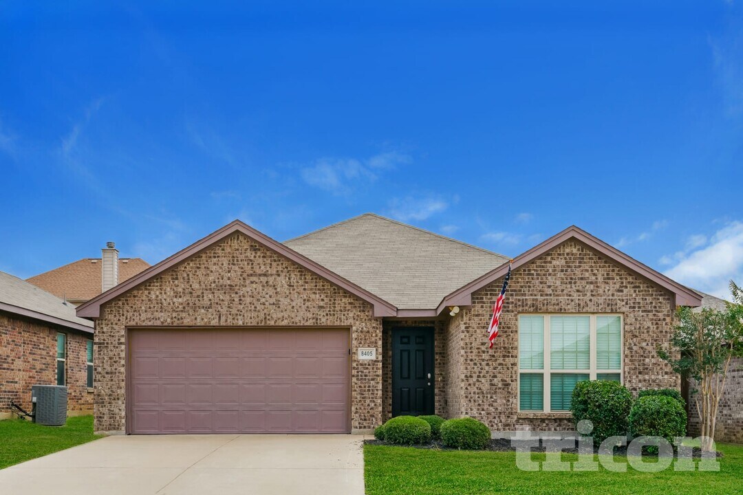 8405 Weeping Cherry Ln in Fort Worth, TX - Foto de edificio