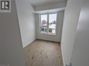 498 Plains Rd E in Burlington, ON - Building Photo - Building Photo