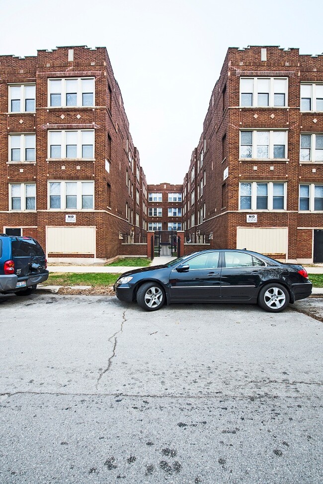 1108 E 82nd St in Chicago, IL - Foto de edificio - Building Photo