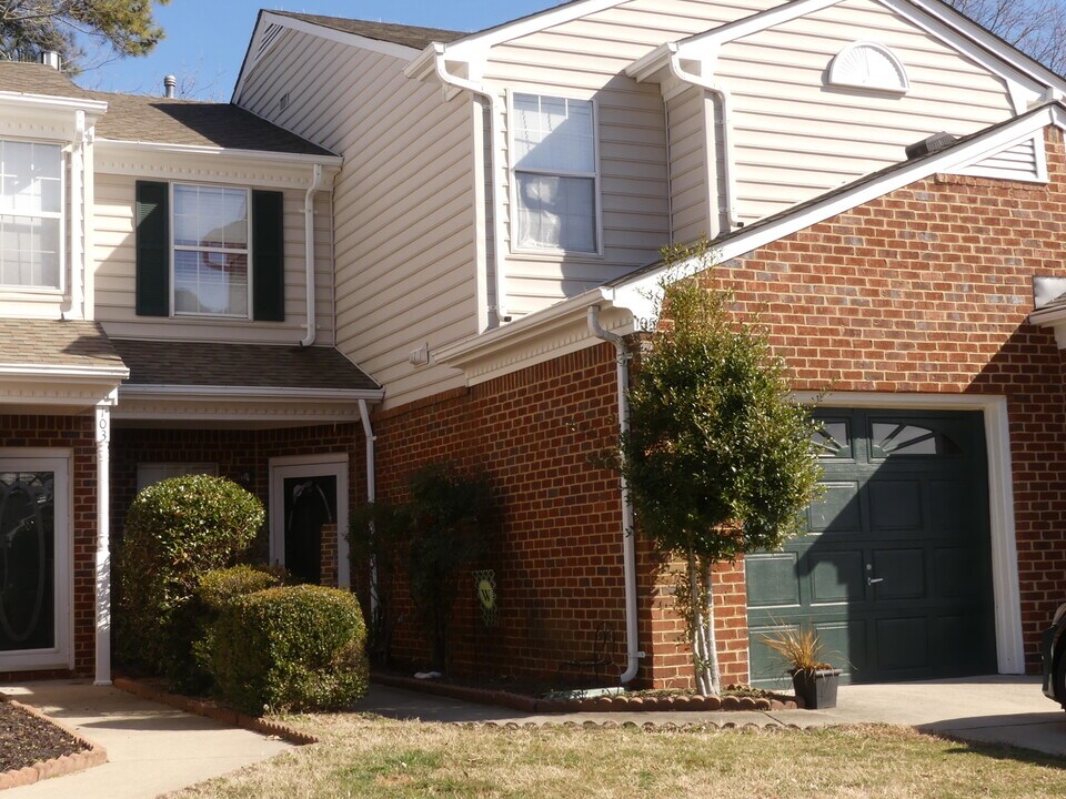 105 Kingston Ct in Yorktown, VA - Building Photo
