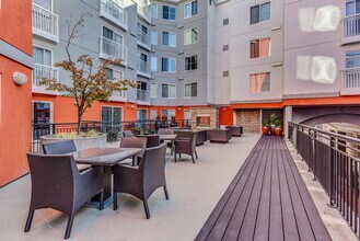 Fountain Court in Seattle, WA - Foto de edificio - Building Photo