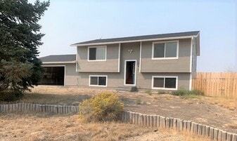 521 Lawndale Pl in Spring Creek, NV - Building Photo