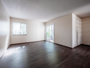 Oakwood Village in Parkersburg, WV - Foto de edificio - Building Photo