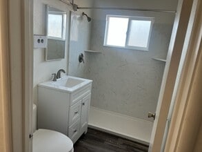 215 Hemlock Ave in Manteca, CA - Foto de edificio - Building Photo