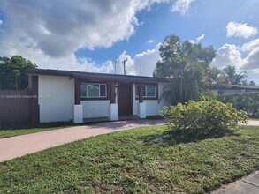 845 NW 199th St in Miami, FL - Building Photo - Building Photo