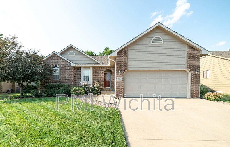 5718 E 49th St N in Bel Aire, KS - Building Photo