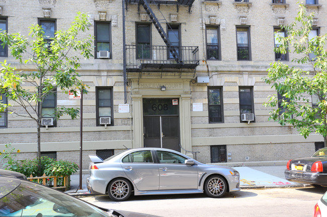 Minerva Court in New York, NY - Foto de edificio - Building Photo