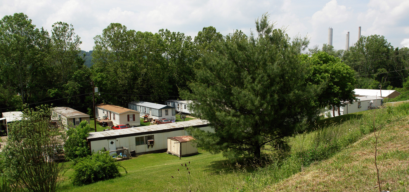 Box 19 Rt. 1 in Poca, WV - Building Photo