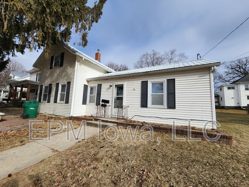 408 3rd Ave SE in Independence, IA - Building Photo