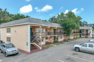 Lennox Court Apartments in Clearwater, FL - Building Photo - Building Photo