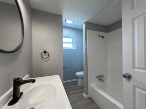 301 Tri City Beach Rd in Baytown, TX - Foto de edificio - Building Photo