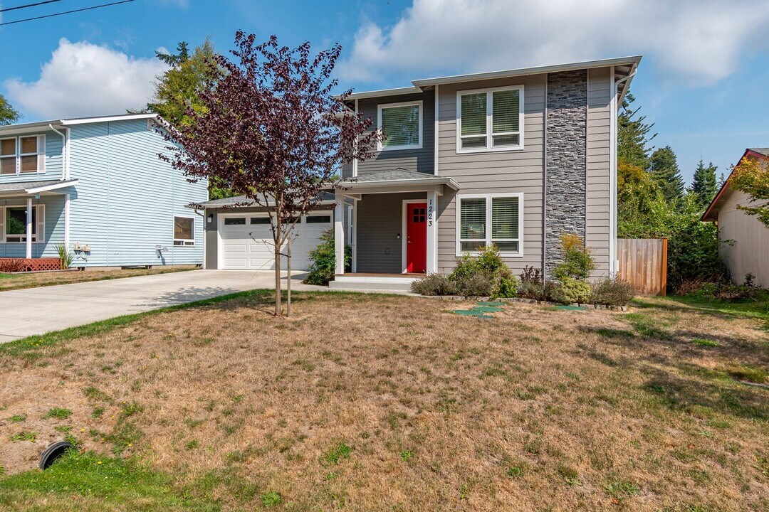 1223 S Leahy Dr in Coupeville, WA - Building Photo