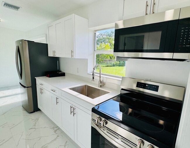 2021 NW 62nd Terrace in Sunrise, FL - Building Photo - Building Photo